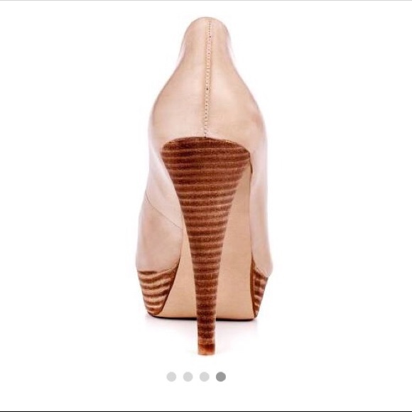 👠NWT GUESS LIGHT NATURAL LEATHER HEELS 👠 - Picture 4 of 6